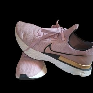 Women's Nike Infinity React tied up laced sneakers, size 9.5